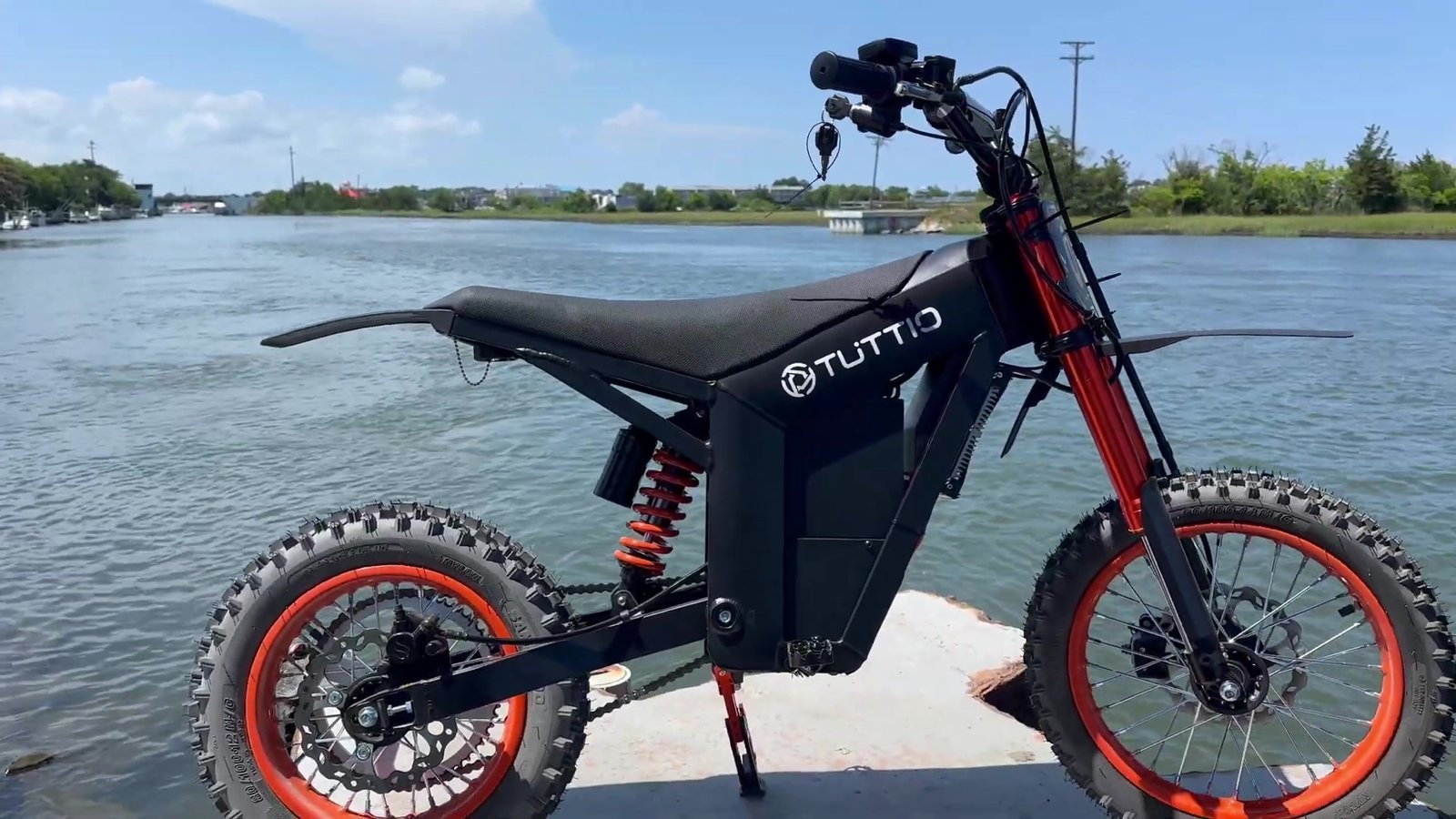 Tuttio 01 Electric Mini Bike Review 4 Detailed view of the Tuttio 01's treaded off-road tires highlighting the front and rear sizes